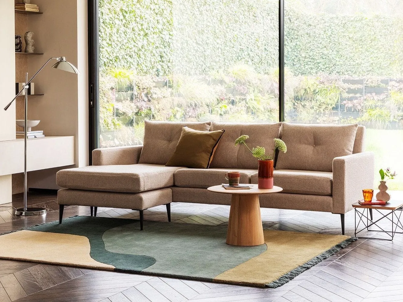 Classic-style chaise-end sofa