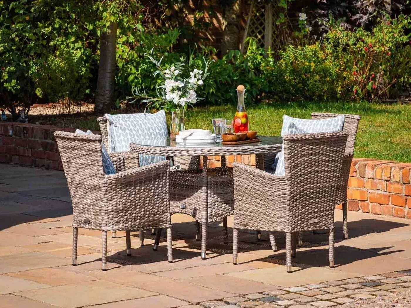 Round outdoor table and 4 rattan chairs