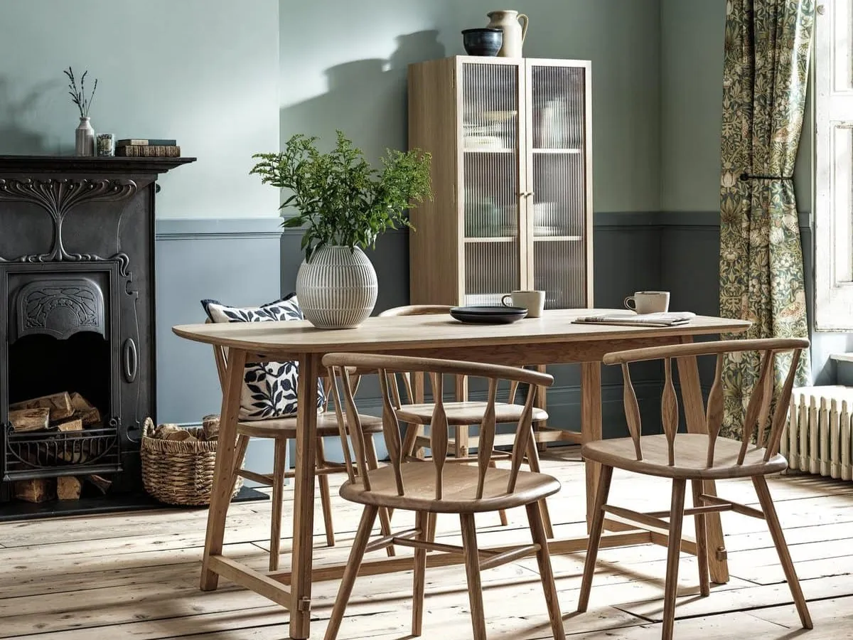 Oak dining table with 4 curved back oak dining chairs