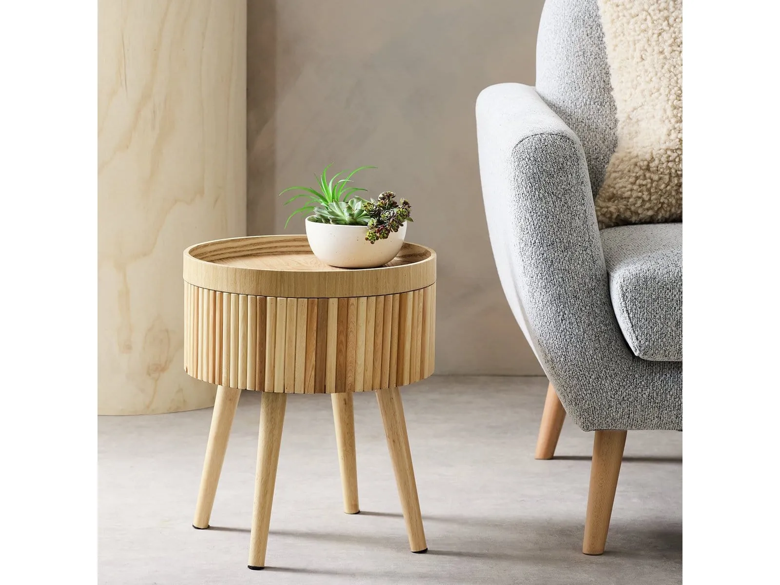 Round oak side table with ribbed finish