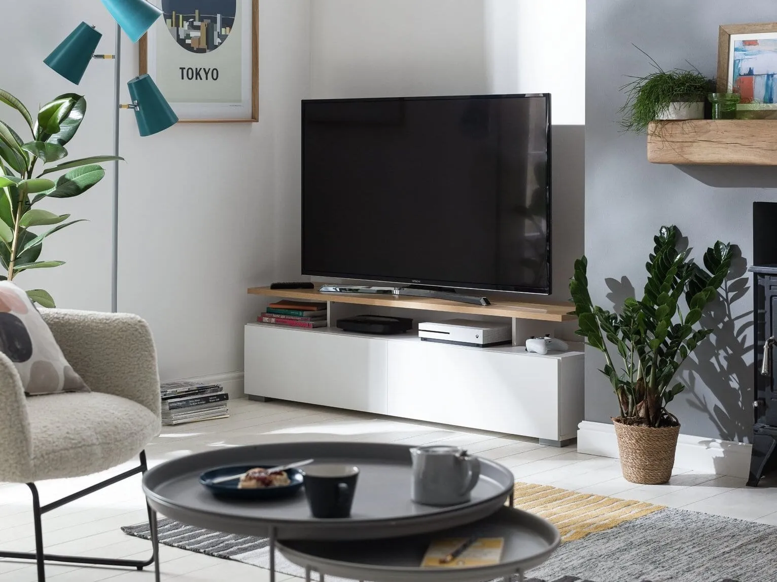 White tv stand with height-adjustable shelf