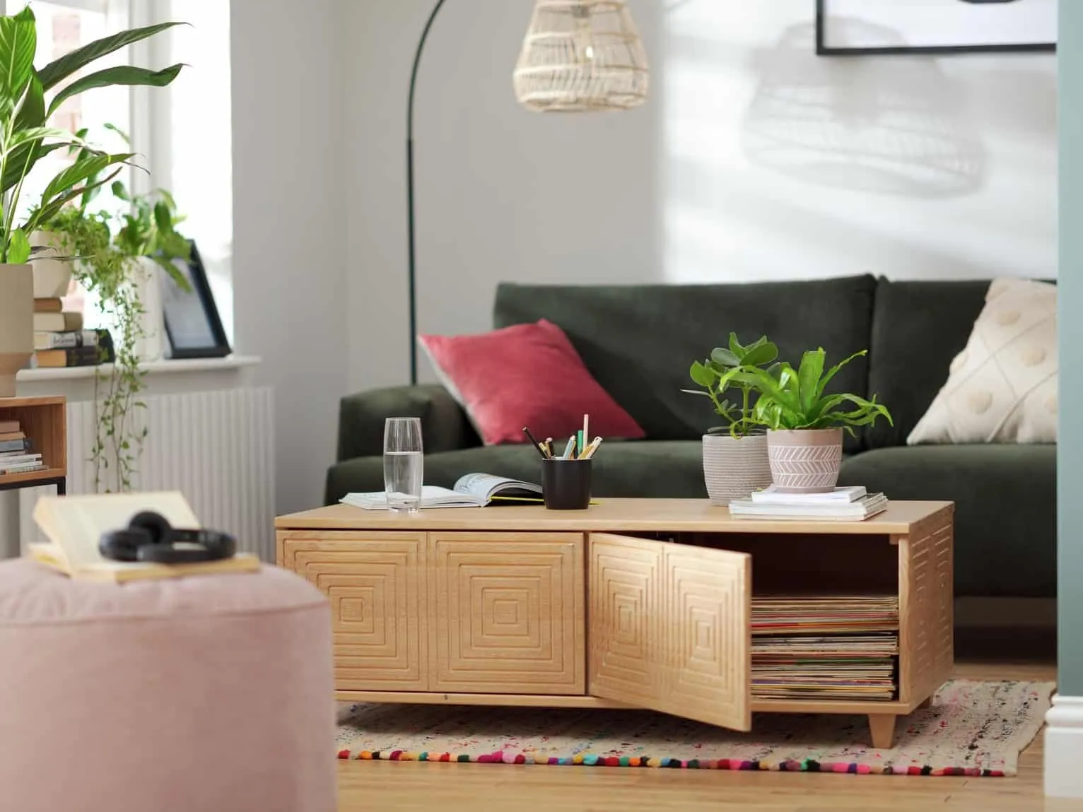 Oak coffee table with 2 grooved pattern doors