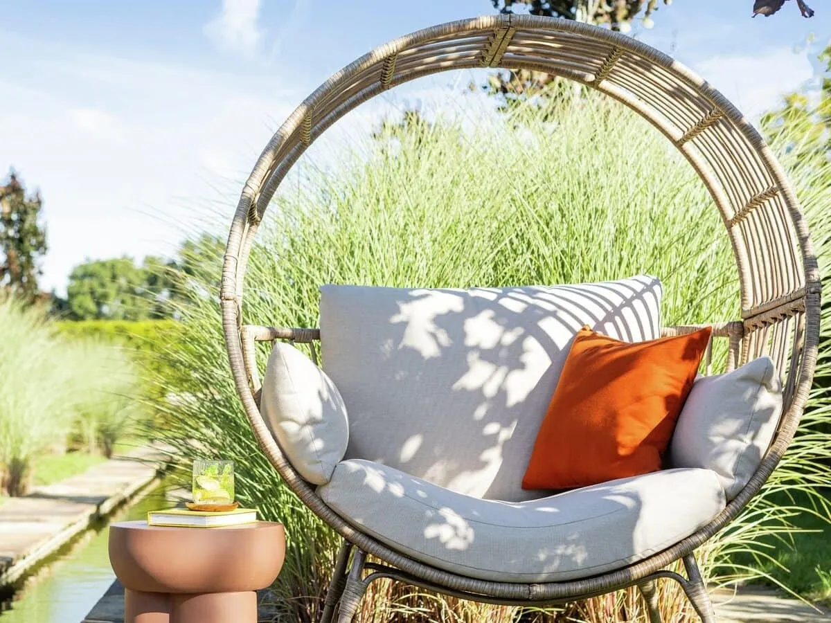 Round frame rattan garden chair