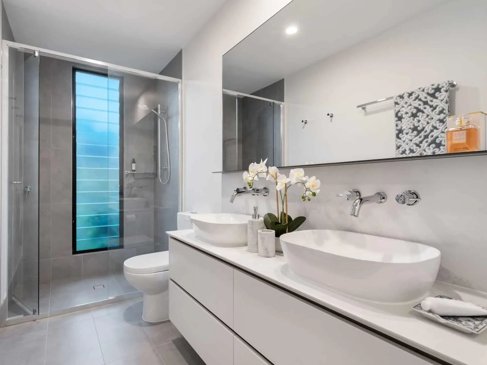 A spotlessly clean bathroom