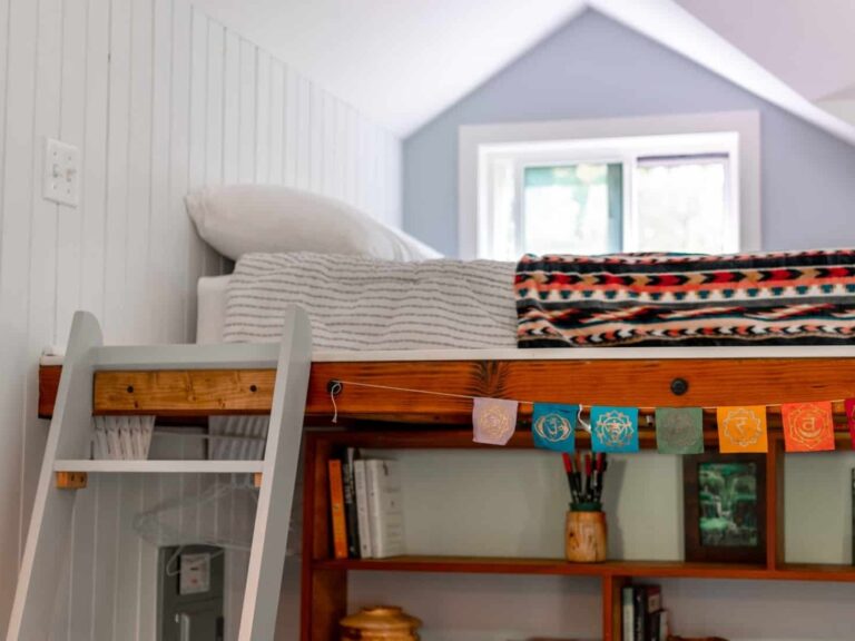 Kid's cabin bed