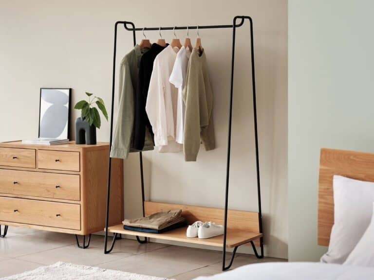 Hanging rail with black metal frame and oak shelf