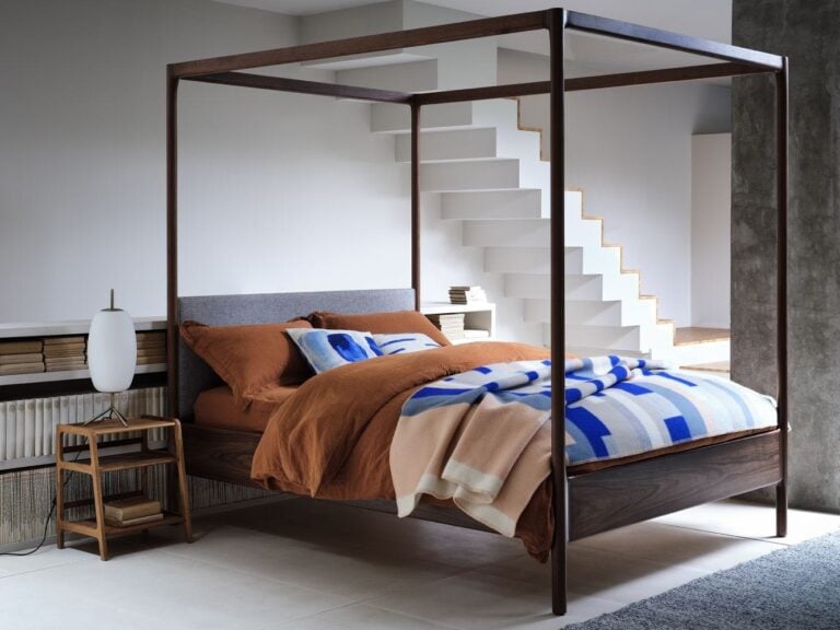 Walnut frame 4-poster bed