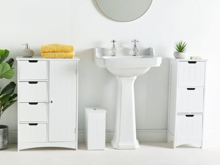 Whit shaker-style bathroom cabinets