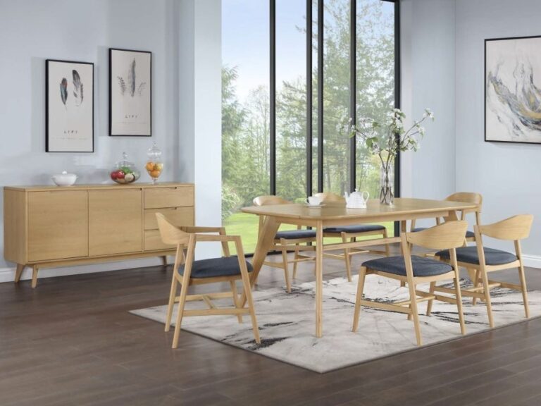 Oak dining table and 6 matching chairs